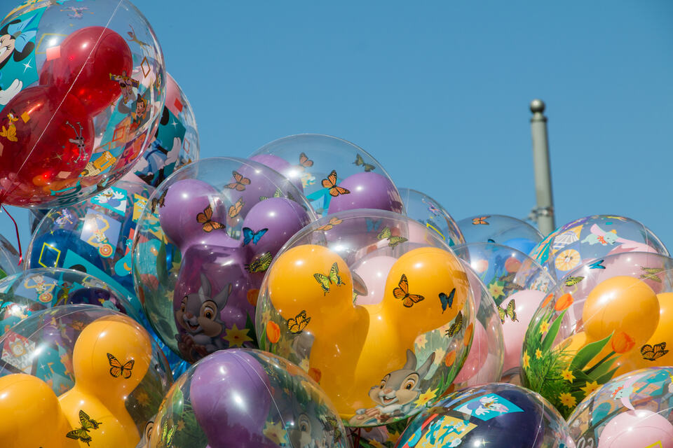 Globos de recuerdo de colores con formas de personajes en Disney California Adventure en 2016.